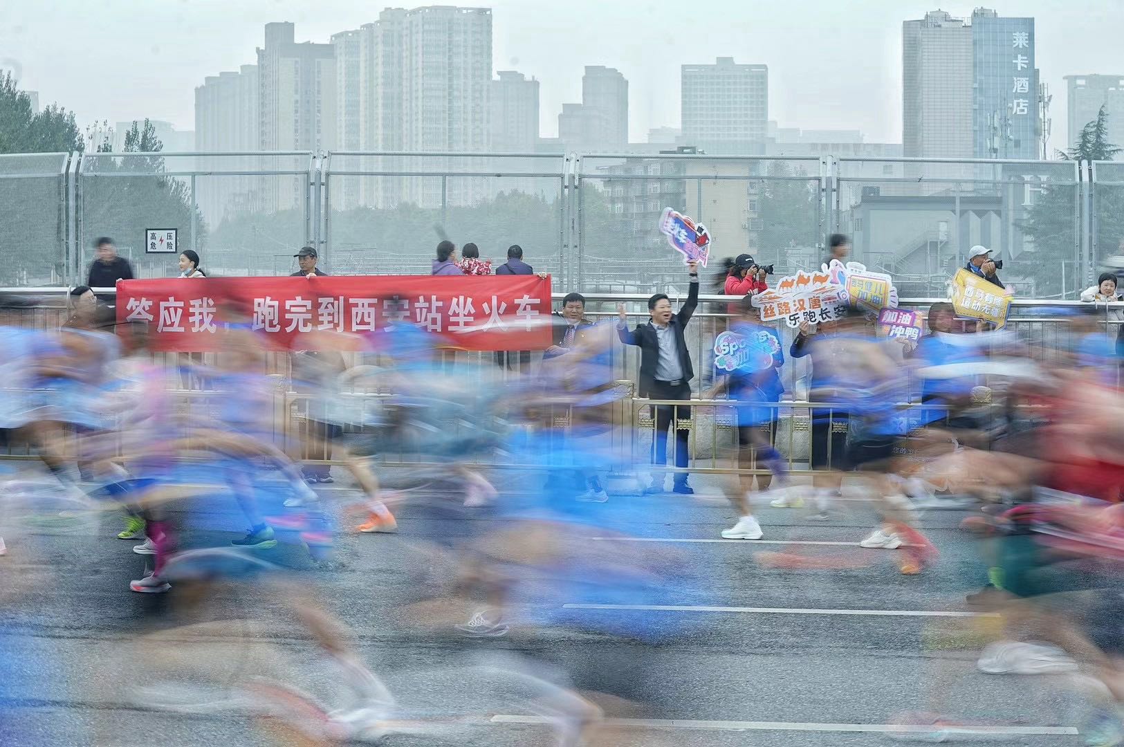 2024年西安火车站积极参与西安马拉松，开行马拉松专列.jpg