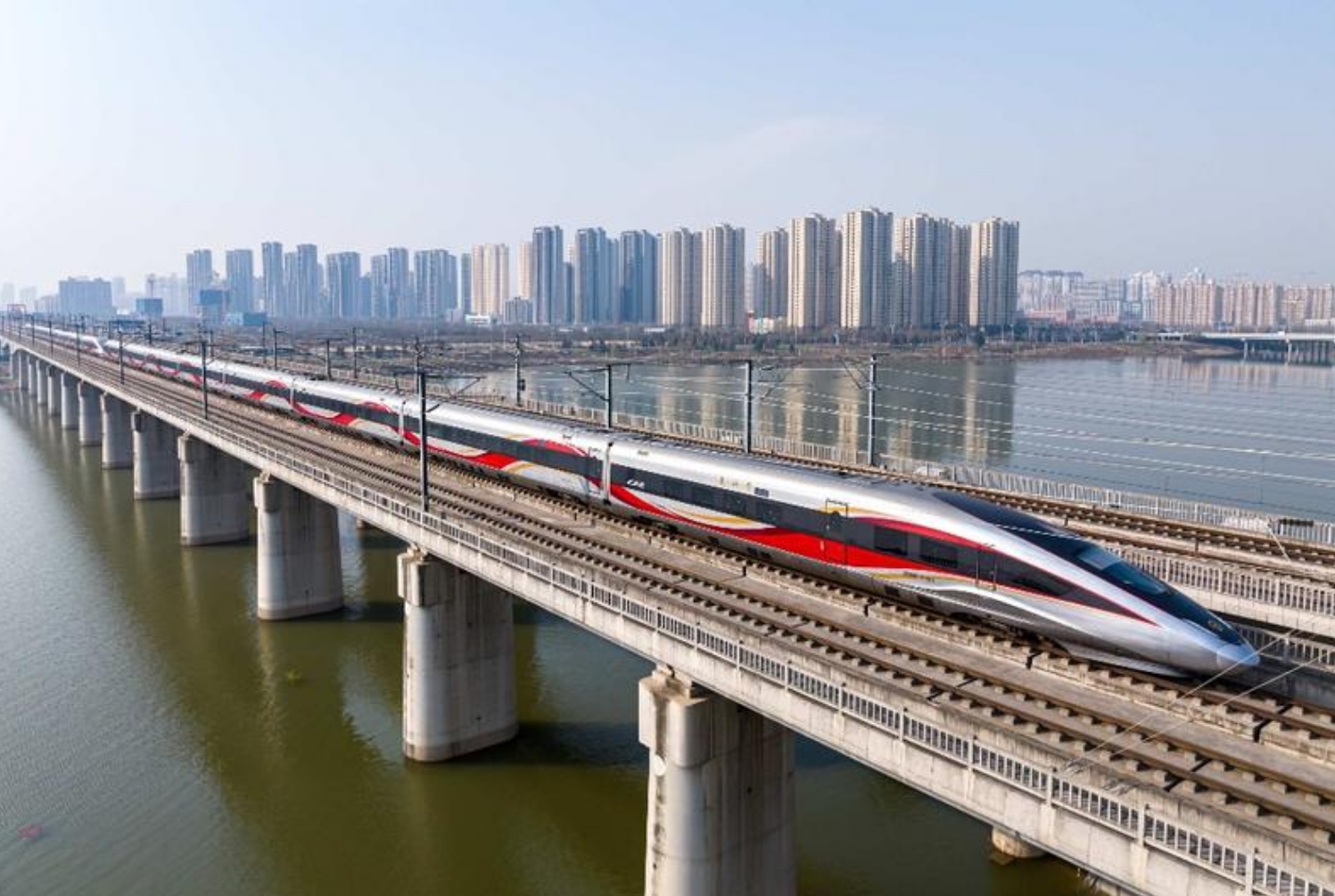 2025年第一天G2025次列车从西安发车 开启新年新征程