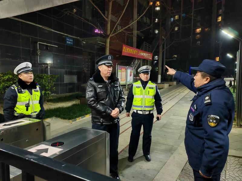 小8跑街 追踪|新城交警将加强建工路公园南路口公交站车辆违停治理