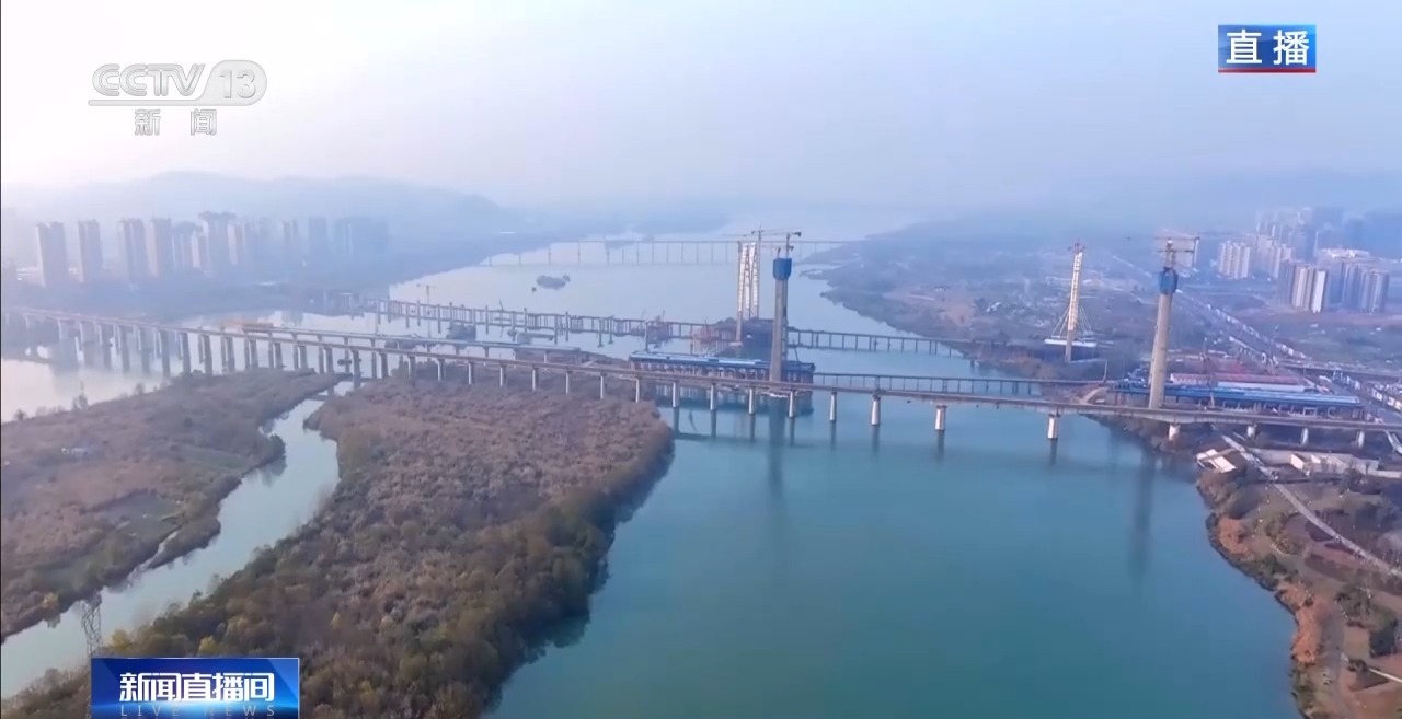 新年新气象奋斗正当时丨成达万高铁遂宁涪江特大桥主塔封顶空中视角看四线“同框”(图4)