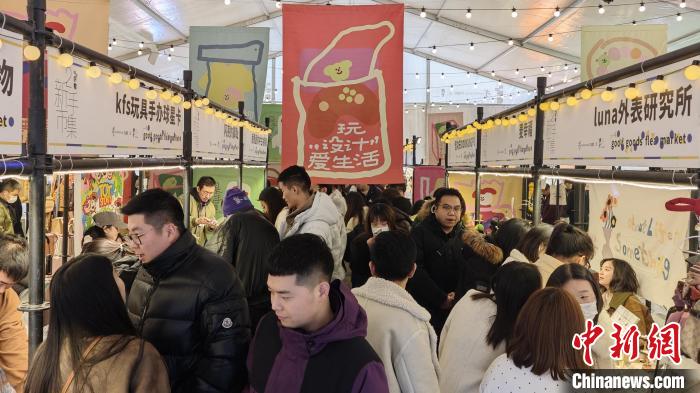 陕西西安：城市青年新年赶“旧”集