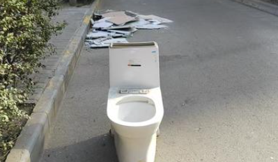 华商头条|小8跑街|科技西路非机动车道被倒建筑垃圾 市民盼及时清理