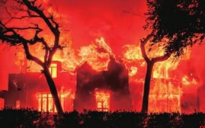 仿佛刚遭遇空袭 美国加州山火失控