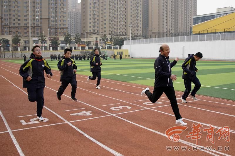 杨智斌率先到达终点.jpg