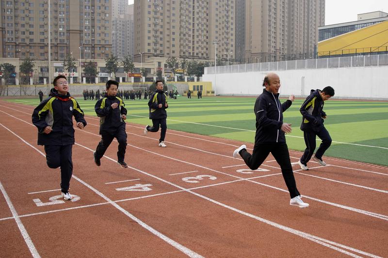 华商头条|“迟来”的运动员生涯 62岁爷爷级校长很硬核