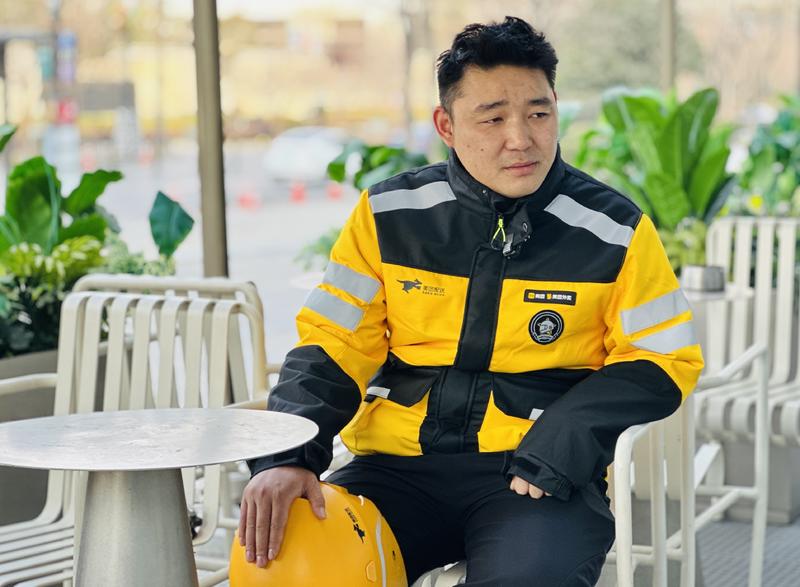 新春走基层丨一位90后外卖员的春节坚守：为了梦想能开花