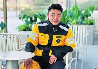 90后外卖员姚磊努力赚钱 实现梦想
