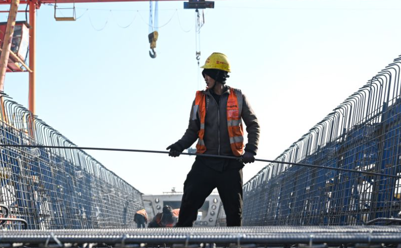 华商头条|新春走基层丨陕北革命老区首条高铁冬日建设有序推进