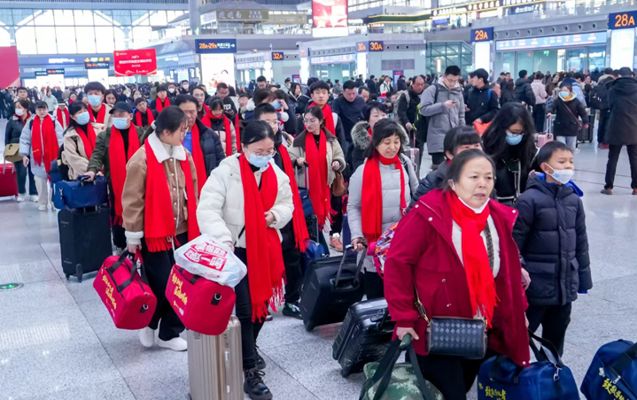 华商头条|小年当天 2025年“致敬劳动者 温暖回家路”平安返乡爱心专列温情启程