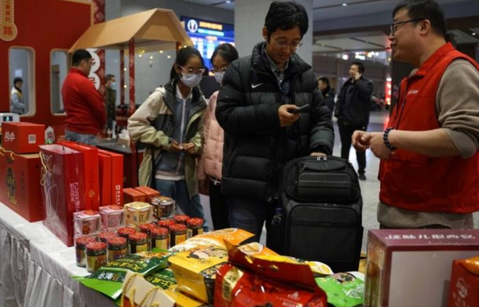 关注春运丨有咖啡有年货 西安火车站“春运暖驿”揭幕