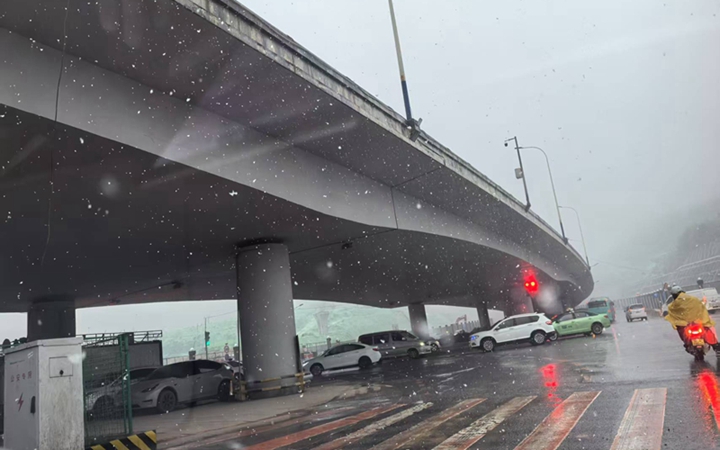 2025年西安的第一场雪来了