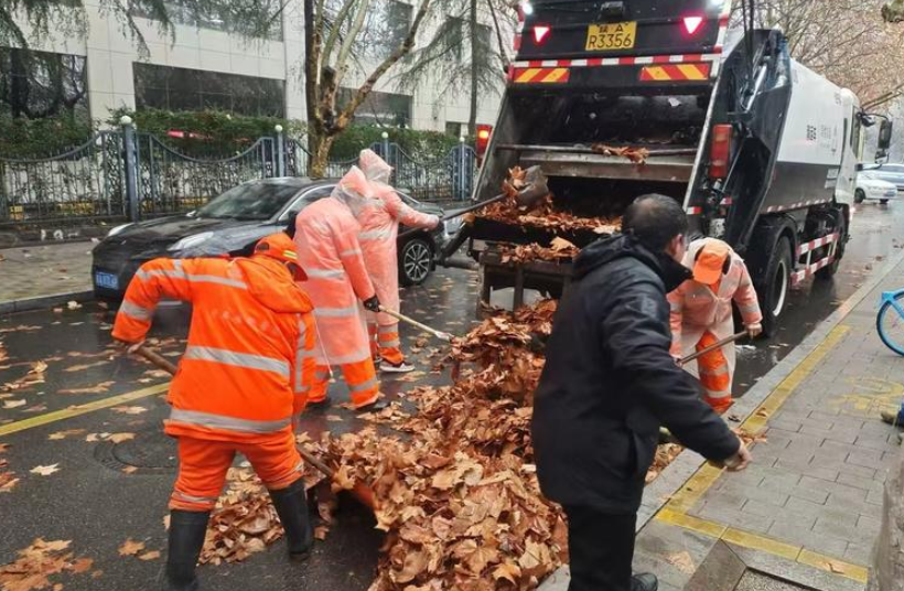 西安本轮降雪出动环卫工2.1万余人 当前正加快城市道路积水和落叶清除工作