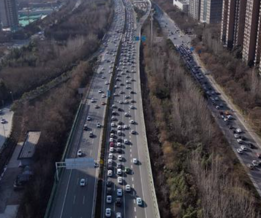 大年初七 陕西高速公路迎来返程高峰 