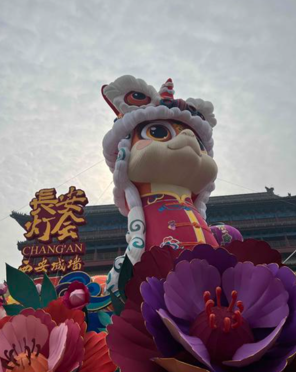 文化中国行丨大年初三 感受城墙灯会里的中国年