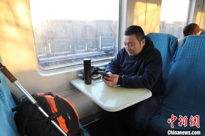 乘客乘坐7053次列车。王采怡 摄