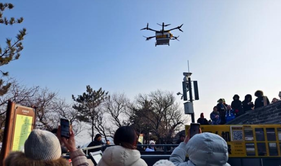 华商头条|中国多景区“空中外卖”服务受欢迎