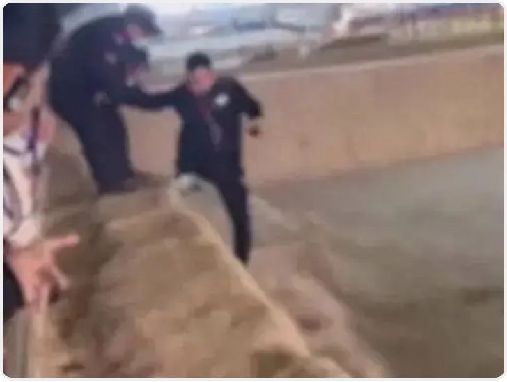 华商头条|男游客违规翻进秦始皇兵马俑坑 警方回应：未触摸损害文物