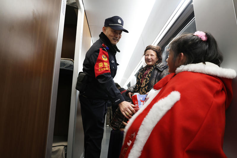 华商头条|新春走基层丨二十载坚守 老乘警蔡胜利的春运守护 