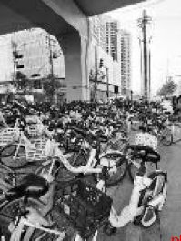 团结西路西口部分路面破损严重 市民盼尽快修复