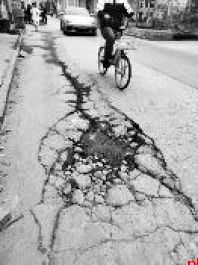 团结西路西口部分路面破损严重 市民盼尽快修复