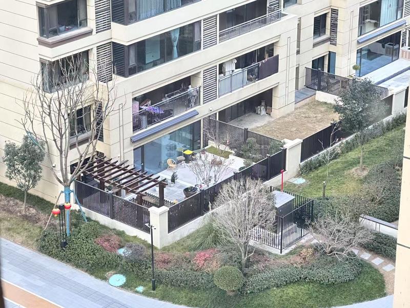 【大风记者帮】西安世贸璀璨倾城小区一楼多位住户毁绿建花园 被指侵占公共绿地 