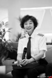 她是中国飞行时间最长的女机长