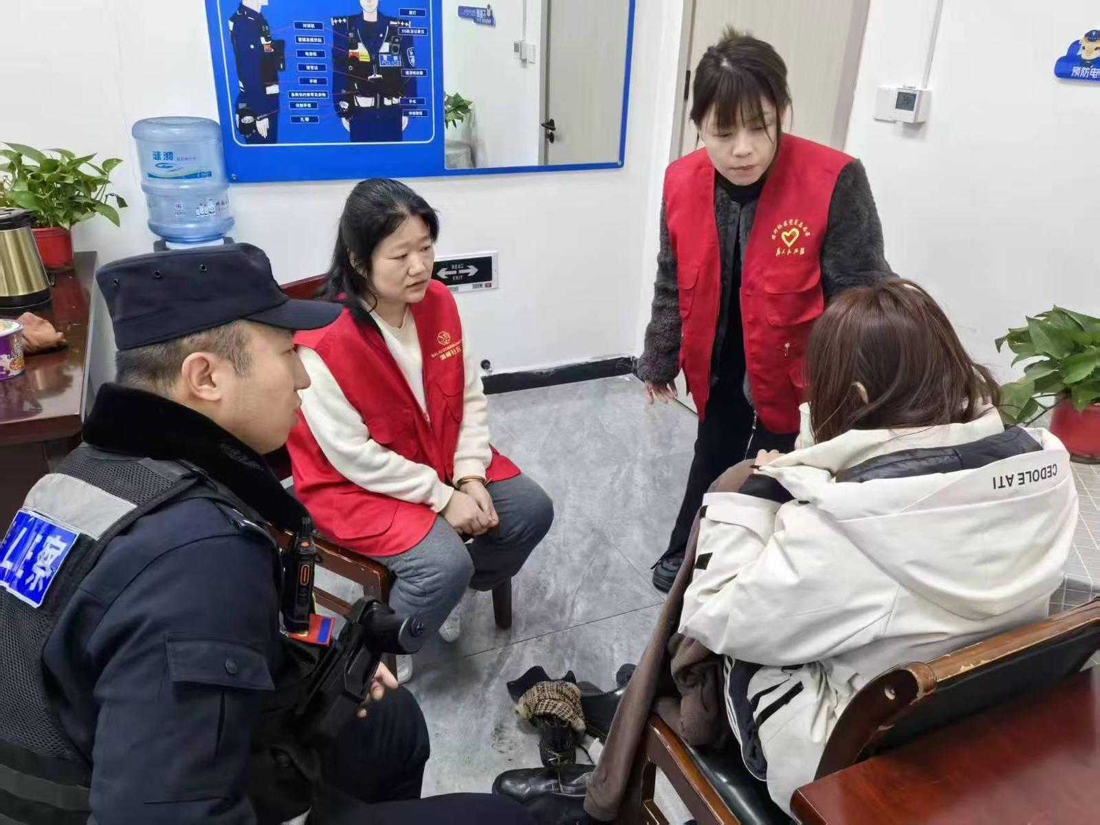 （图为：民警和社区工作人员一起为轻松女子做心理疏导，帮助其放弃轻生念头。）