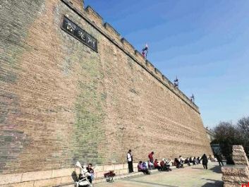 西安城墙下 人间烟火暖