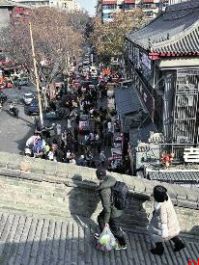 西安城墙下 人间烟火暖