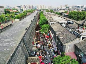 西安城墙下 人间烟火暖