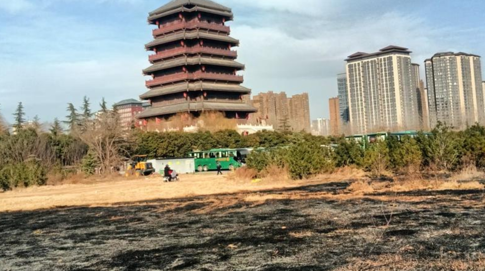 西安一草坪突然着火停车场里的车辆纷纷撤离 消防和群众协力及时灭火