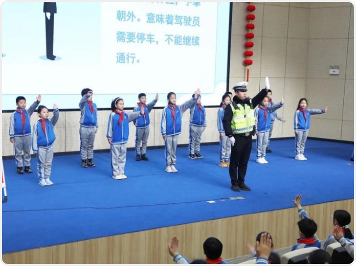 开学第一课 安全最重要 西安交警走进学校讲解交通规则