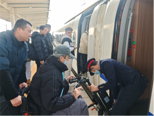 华商头条|铁路铿锵，人间有情——独旅老人的温馨一乘