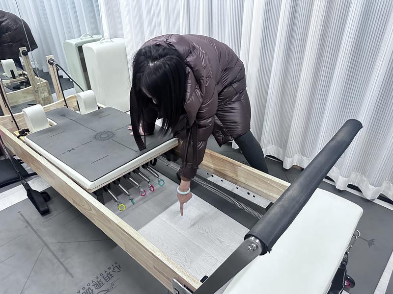 315案例|女子上私教课意外坠地致门牙受伤 治疗需两万元 瑜伽馆：只能退未核销课程一半费用