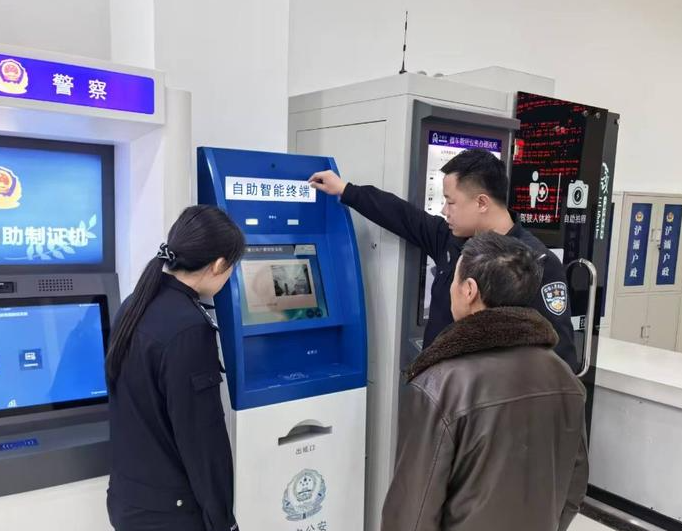 靠谱！老人证件烧毁犯难 民警贴心服务解忧愁