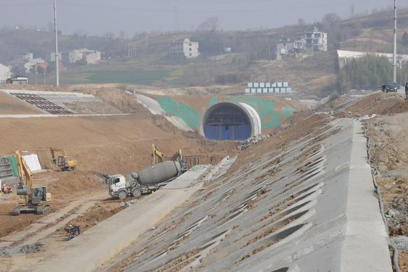 全长7公里 全线重难点工程—西康高铁安康隧道顺利贯通