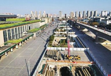 西安人的城墙下是西安人的火车 西安火车站外护城河荡漾碧波