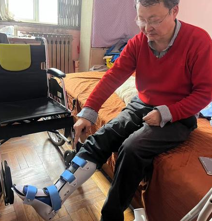 大树移走了 坑还在 西安市这个地方的坑导致市民骨折