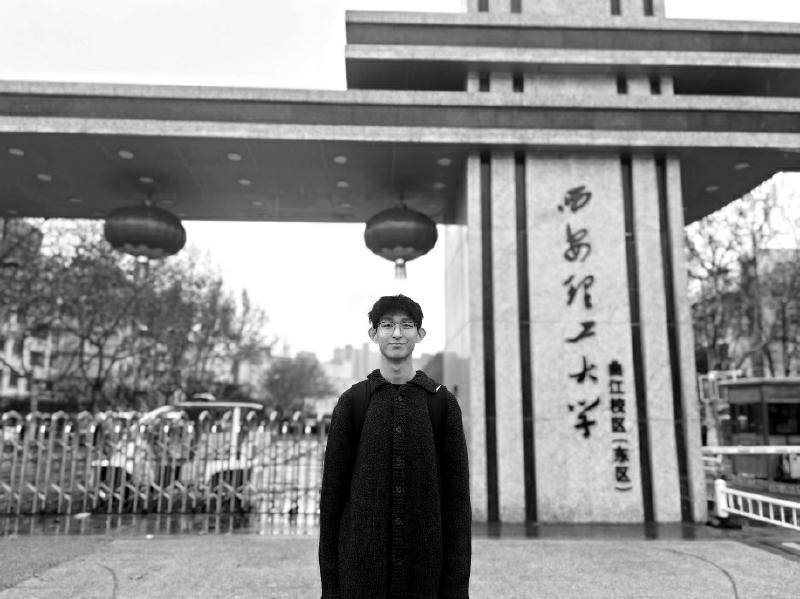 两名大学生救下轻生男子