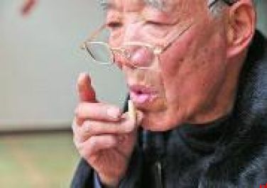 秦岭山下鸽哨雕琢者