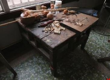 秦岭山下鸽哨雕琢者
