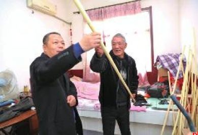 秦岭山下鸽哨雕琢者