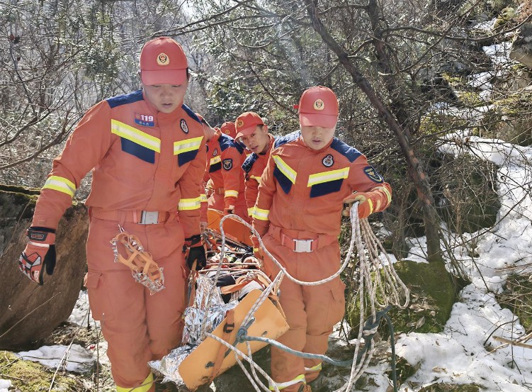 华商头条|四名大学生结伴登山 一人坠崖受伤 西安消防全力营救