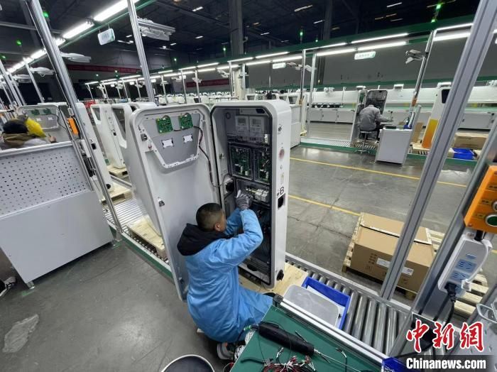 图为绿能沣东普洛斯生产基地内。中新网记者 张远 摄