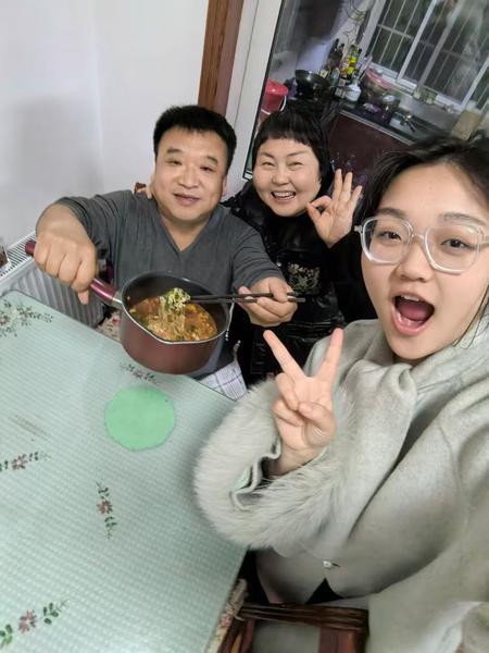 百万粉丝的“电子爸妈”——用视频温暖在外打拼的年轻人
