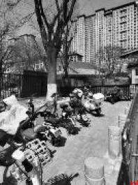 这些路面围挡何时拆？居民通行很不便！