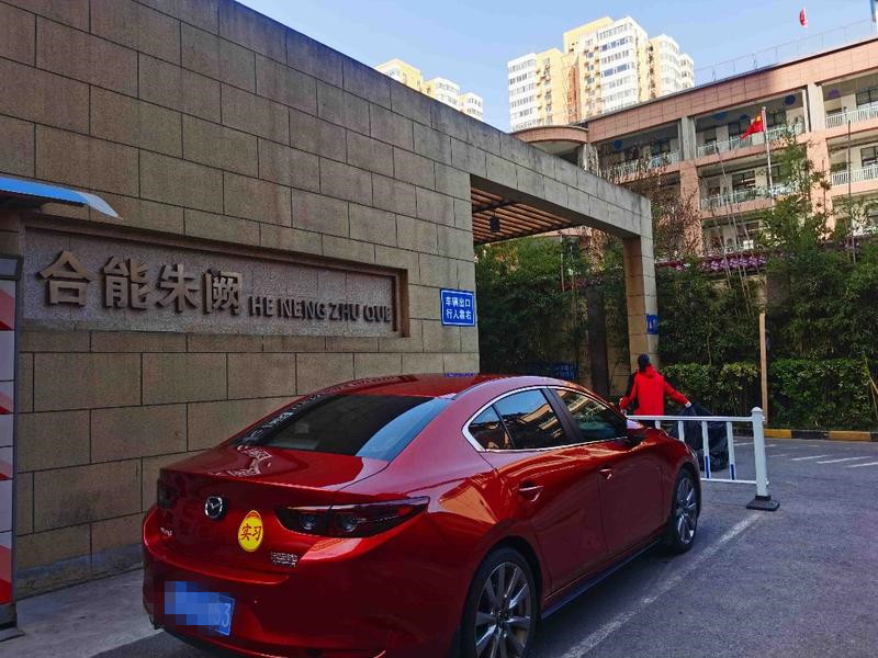 业委会选聘的新物业已上岗仨月 老物业还在“坚持”卖电