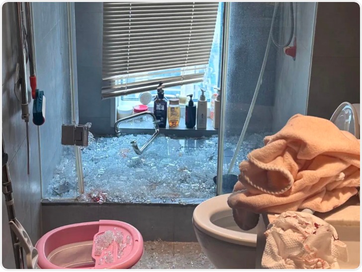 华商头条|浴室玻璃门突然炸裂 女子手筋被割断！专家提醒