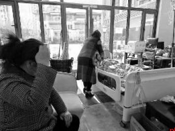 男子无奈之下背患病母亲住进售楼部