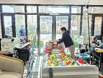 买别墅后因家庭变故申请退房 首付146万一年要不回 男子背患病母亲住进售楼部